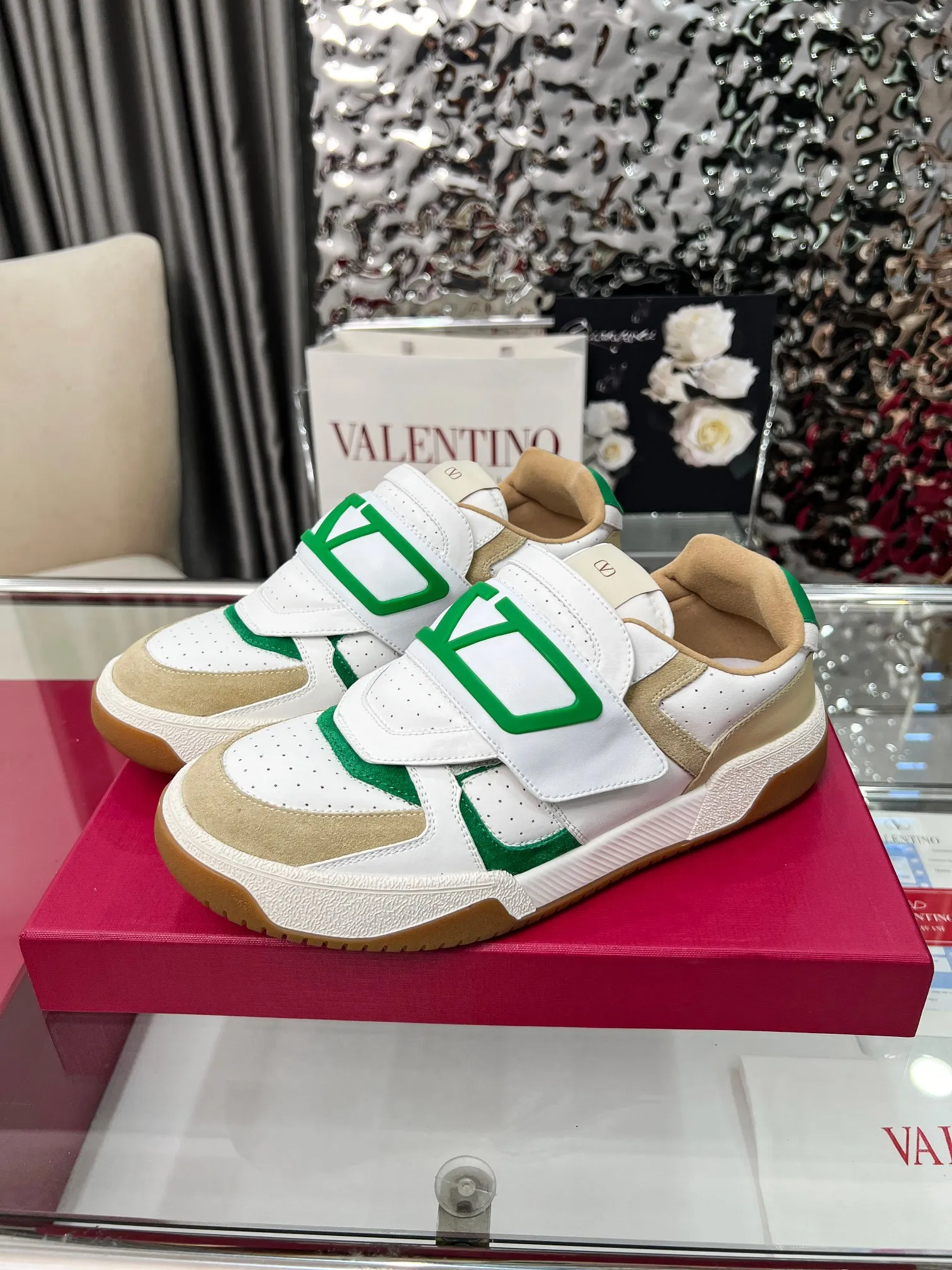 [Valentino] P: 680💰 Couple style, size: women 35-40▪️men 39-44 (customized at 45.46) Valentino 𝑶𝒏𝒆𝑺𝒕𝒖𝒅 Couple sports bread shoe series Valentino 2025 new couple sports shoes are on sale. The original ZP purchase and disassembly. Repeated pattern making and modification. 1:1 restoration! Top luxury masterpiece Velcro design Soft and comfortable imported calfskin brings excellent and elegant texture and excellent foot comfort Top purchasing version upper: imported calfskin surface/original oil edge craftsmanship Lining: water-dyed sheepskin lining Outsole: original development 𝐓𝐏𝐔 two-color combination outsole Packaging: original configuration complete package